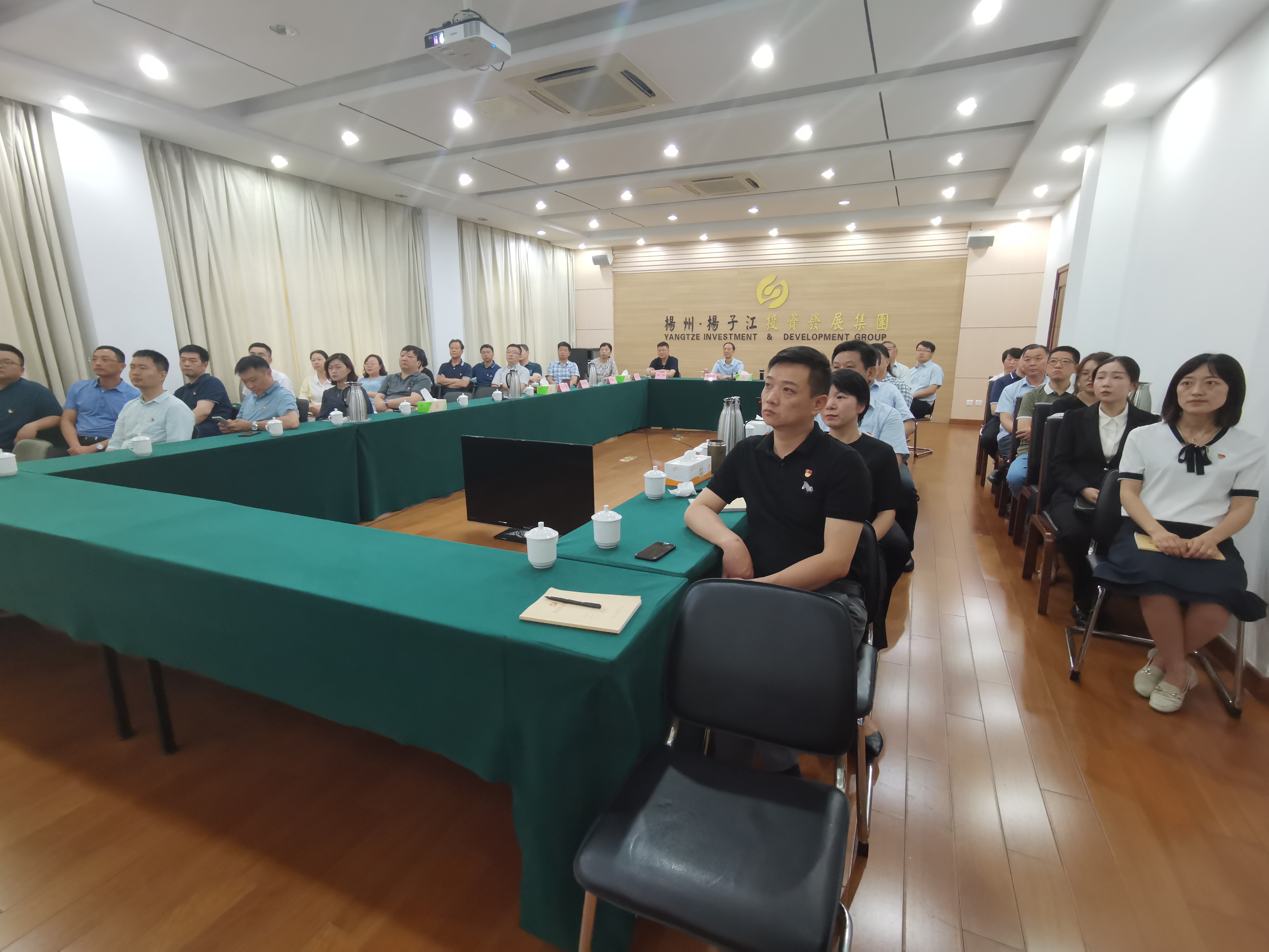 揚(yáng)子江集團(tuán)黨委理論中心組、全體中層干部、直屬支部全體黨員收看慶祝共產(chǎn)黨成立100周年大會(huì).jpg